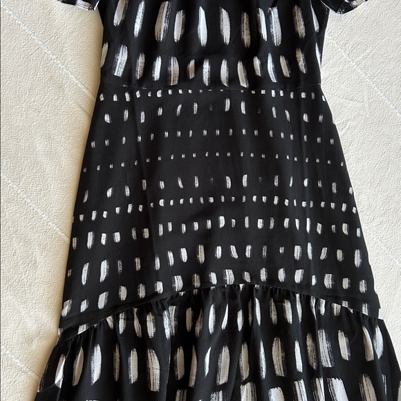 Maggie London Black and White Short Sleeve Abstract Print Midi Dress Size 4 - Picture 5 of 6